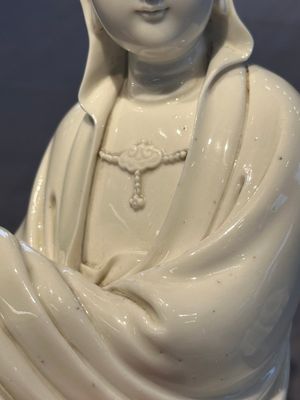 A Chinese Dehua blanc de Chine figure of a seated Guanyin on wooden stand, 19/20th C. — photo 6