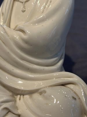 A Chinese Dehua blanc de Chine figure of a seated Guanyin on wooden stand, 19/20th C. — photo 8