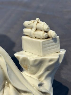 A Chinese Dehua blanc de Chine figure of a seated Guanyin on wooden stand, 19/20th C. — photo 9