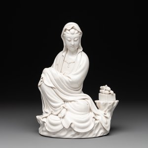 A Chinese Dehua blanc de Chine figure of a seated Guanyin on wooden stand, 19/20th C. — photo 2