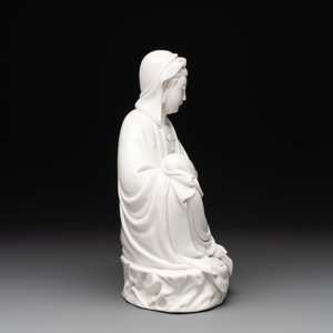 A Chinese Dehua blanc de Chine figure of a seated Guanyin on wooden stand, 19/20th C. — photo 3