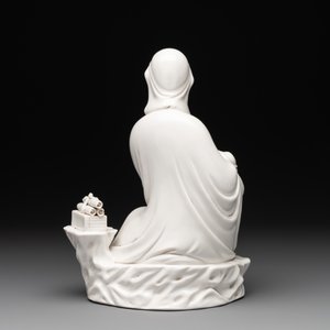 A Chinese Dehua blanc de Chine figure of a seated Guanyin on wooden stand, 19/20th C. — photo 4