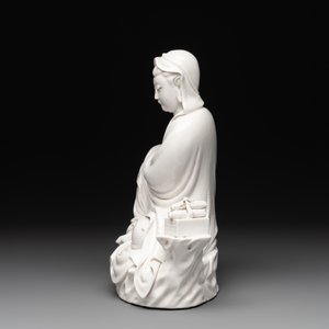 A Chinese Dehua blanc de Chine figure of a seated Guanyin on wooden stand, 19/20th C. — photo 5