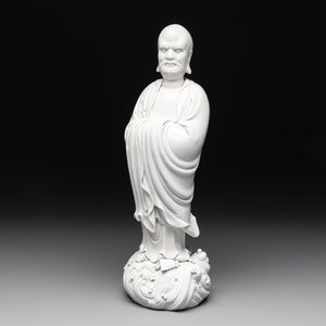 A Chinese Dehua blanc de Chine figure of Dharma, He Chaozong 何朝宗 and Dehua 德化 mark, Republic — photo 1