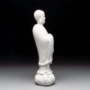 A Chinese Dehua blanc de Chine figure of Dharma, He Chaozong 何朝宗 and Dehua 德化 mark, Republic — photo 3