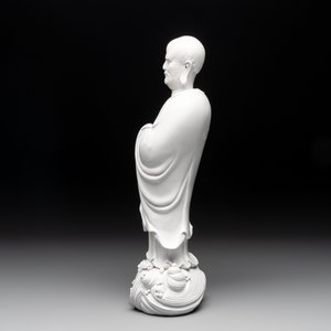 A Chinese Dehua blanc de Chine figure of Dharma, He Chaozong 何朝宗 and Dehua 德化 mark, Republic — photo 5