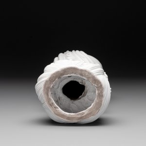 A Chinese Dehua blanc de Chine figure of Dharma, He Chaozong 何朝宗 and Dehua 德化 mark, Republic — photo 7