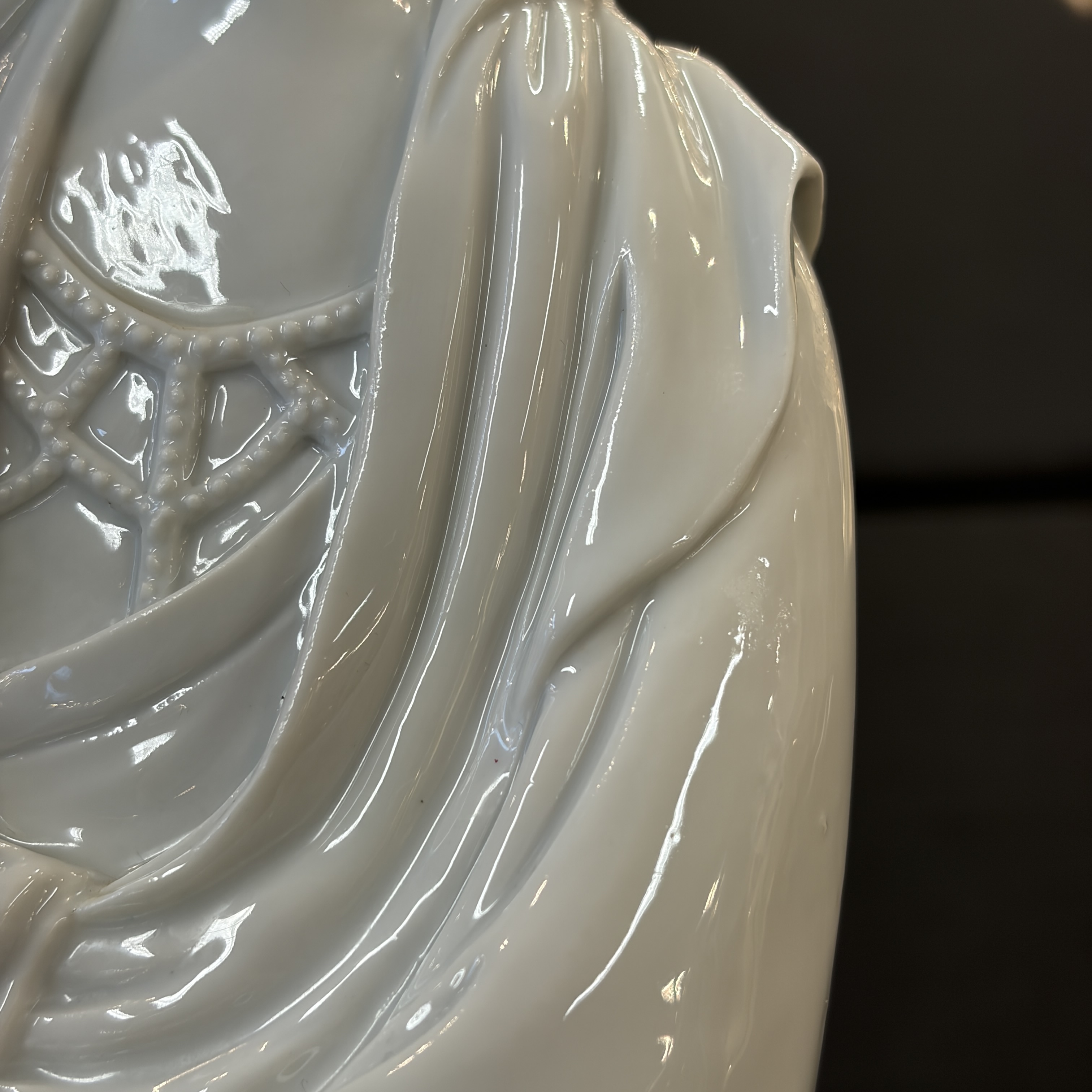  A Chinese Dehua blanc de Chine figure of Guanyin — foto 5