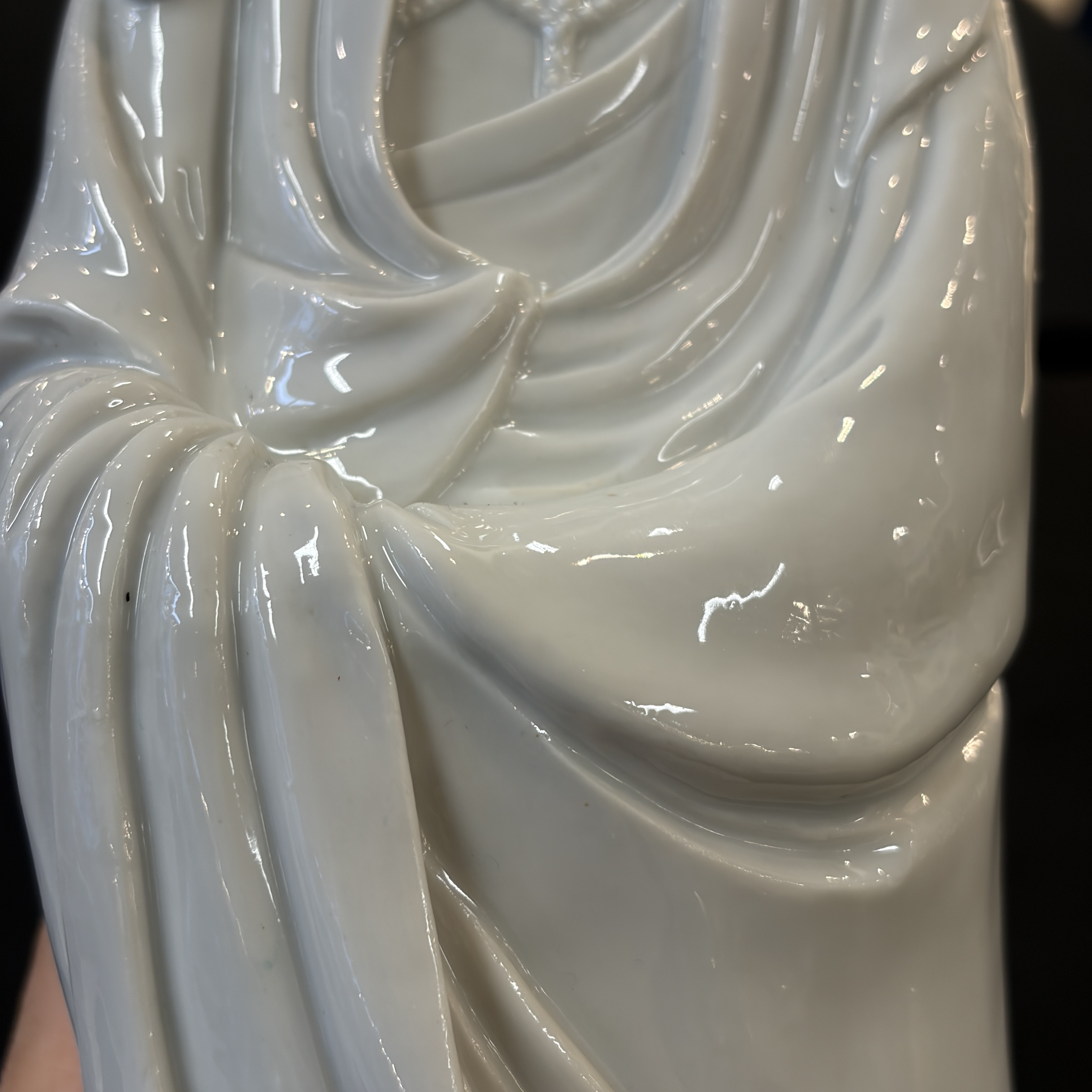  A Chinese Dehua blanc de Chine figure of Guanyin — foto 6