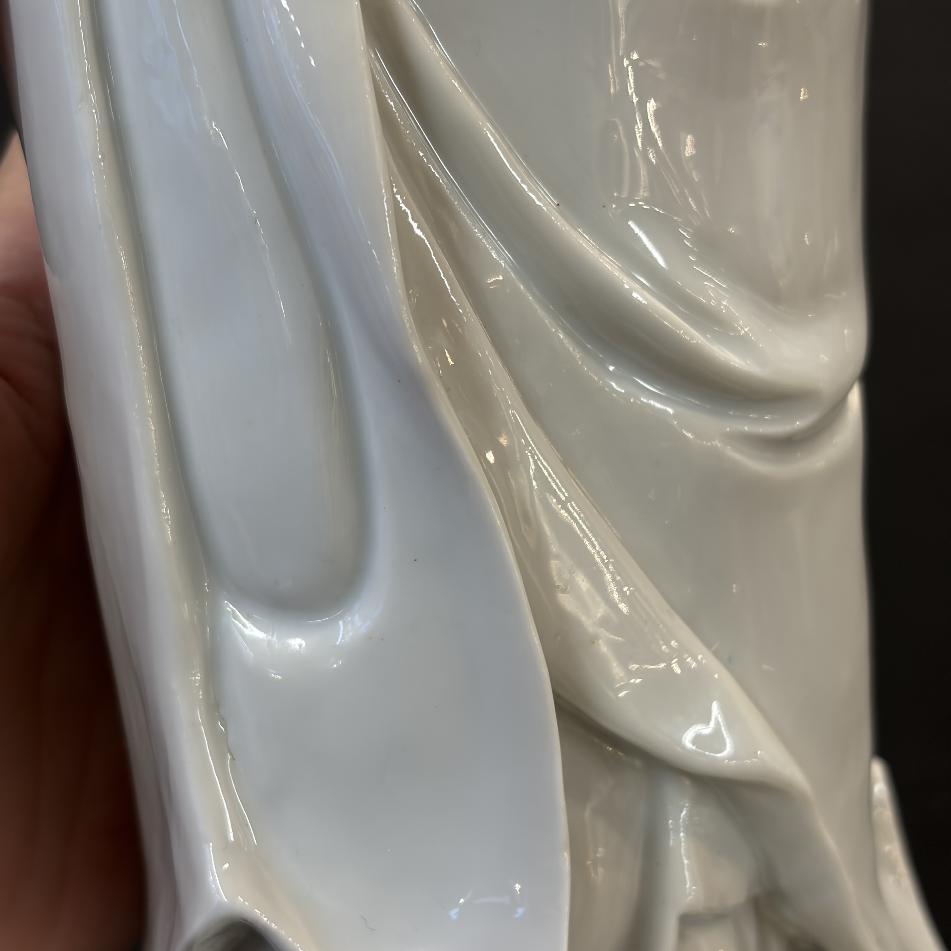  A Chinese Dehua blanc de Chine figure of Guanyin — foto 7