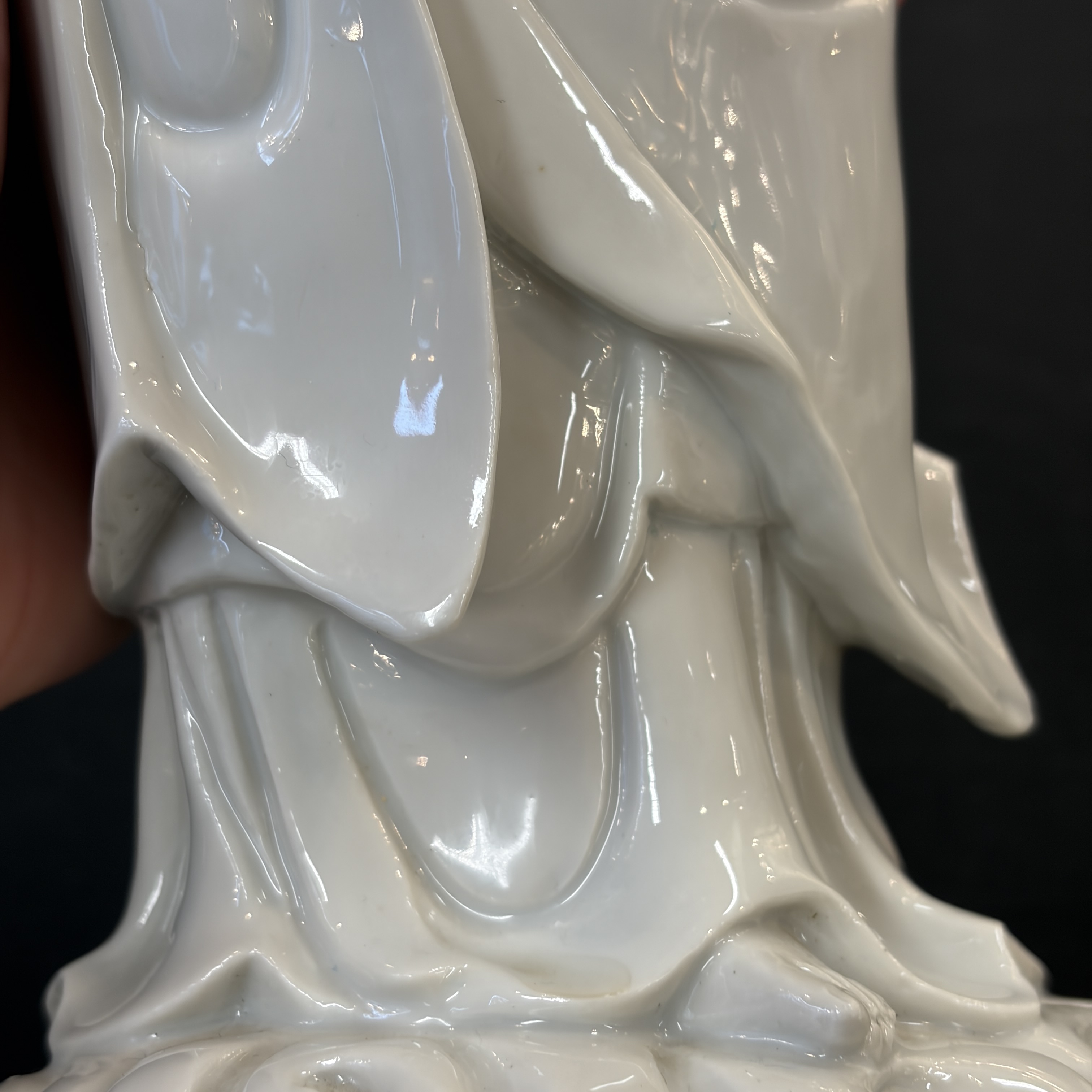  A Chinese Dehua blanc de Chine figure of Guanyin — foto 8