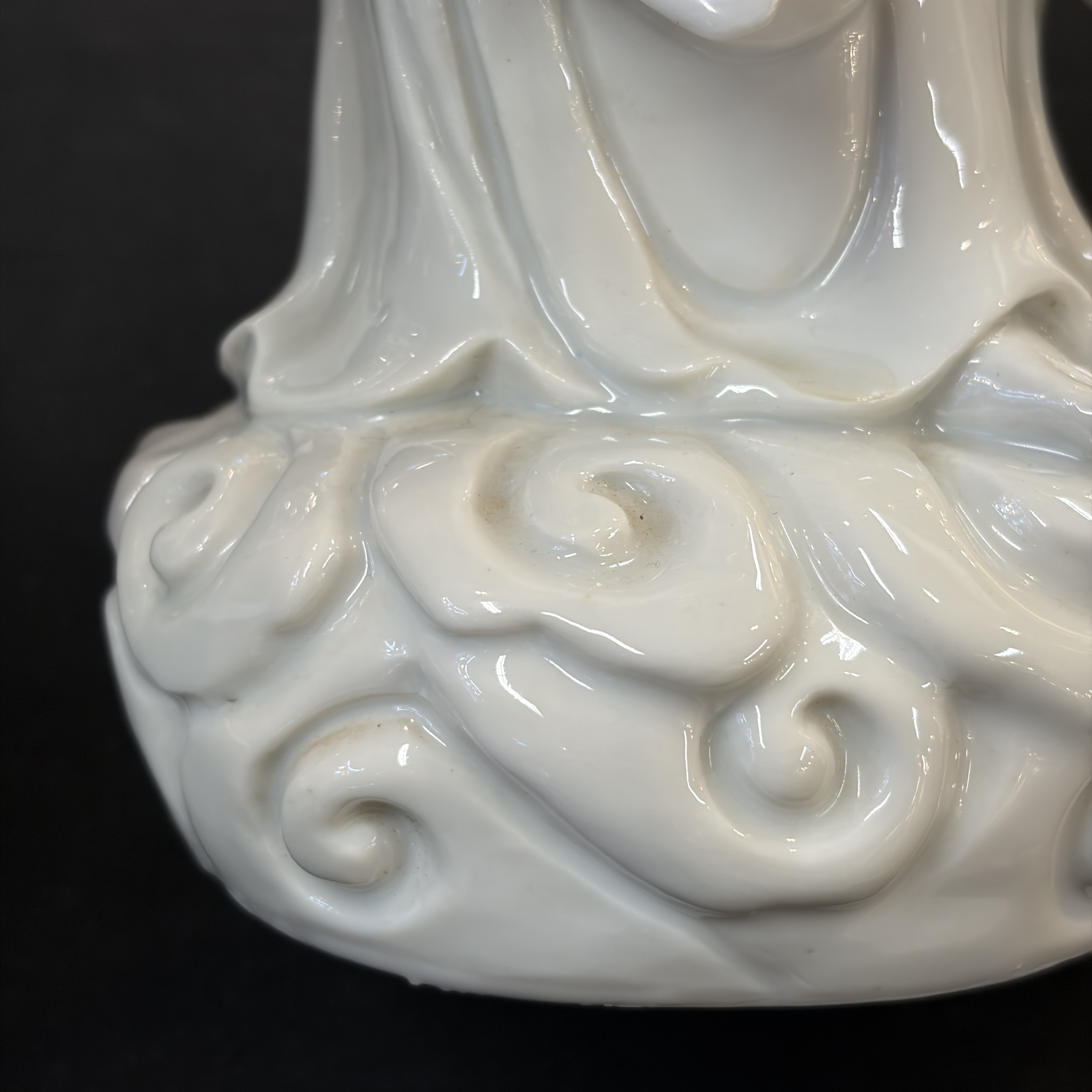  A Chinese Dehua blanc de Chine figure of Guanyin — foto 9