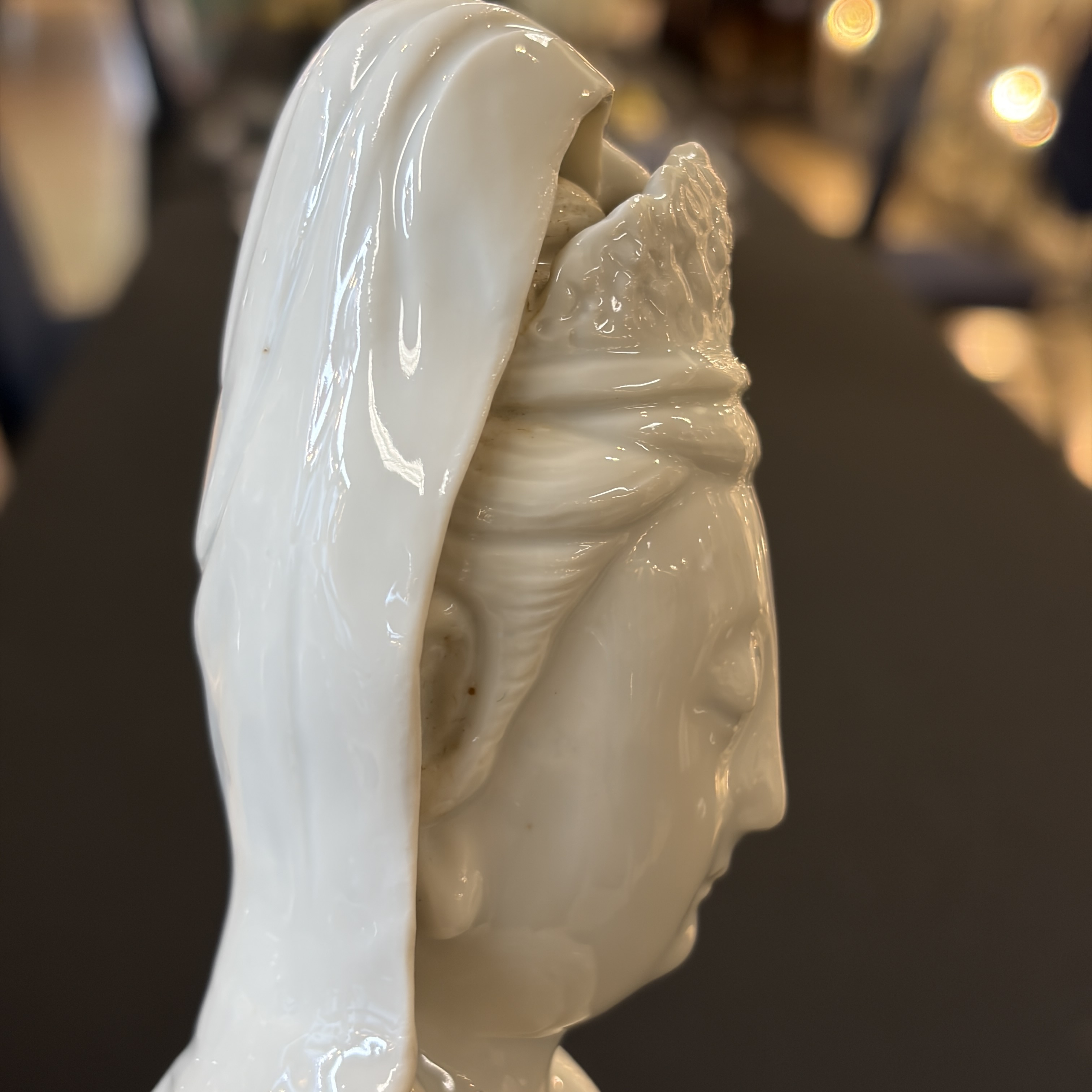  A Chinese Dehua blanc de Chine figure of Guanyin — foto 11