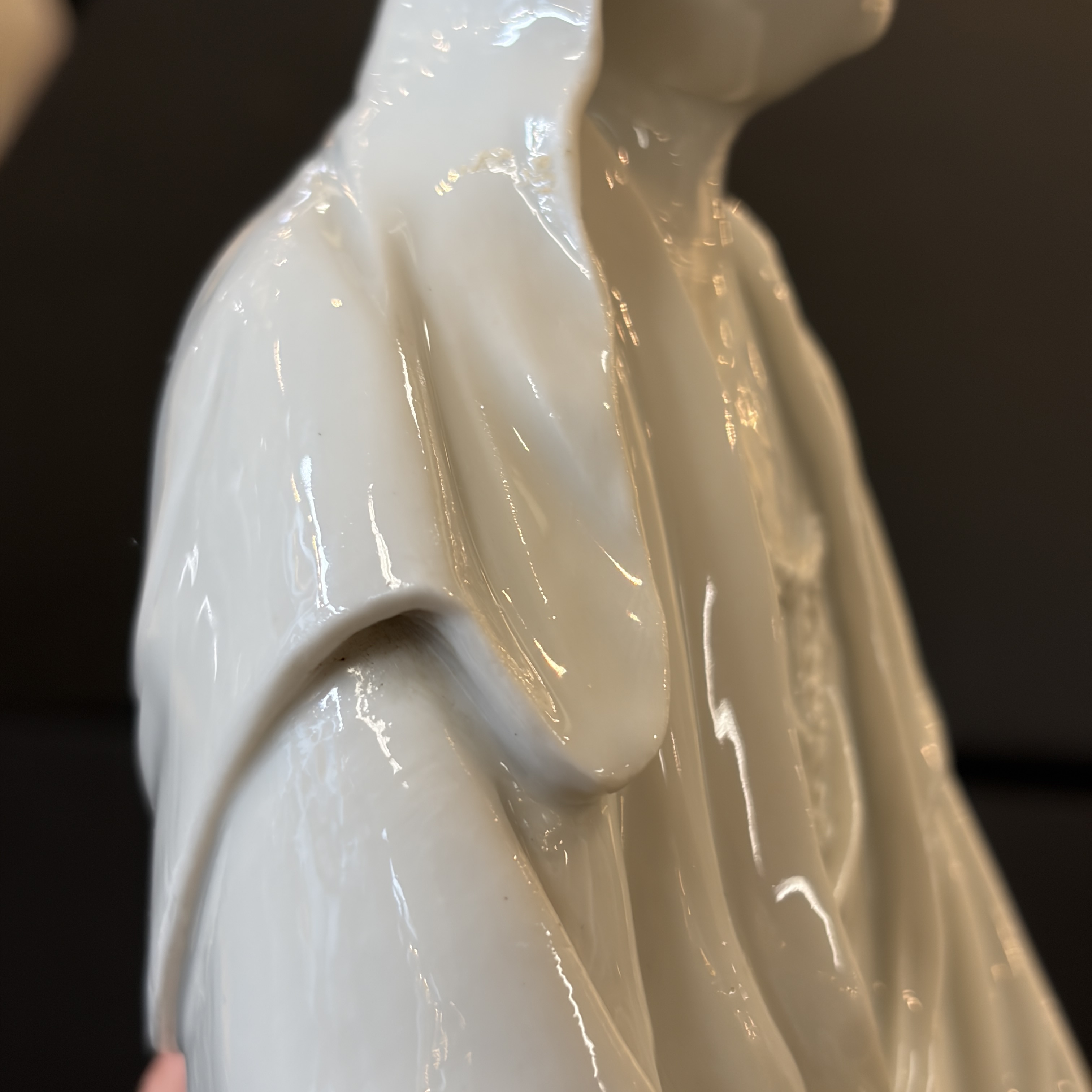  A Chinese Dehua blanc de Chine figure of Guanyin — foto 12