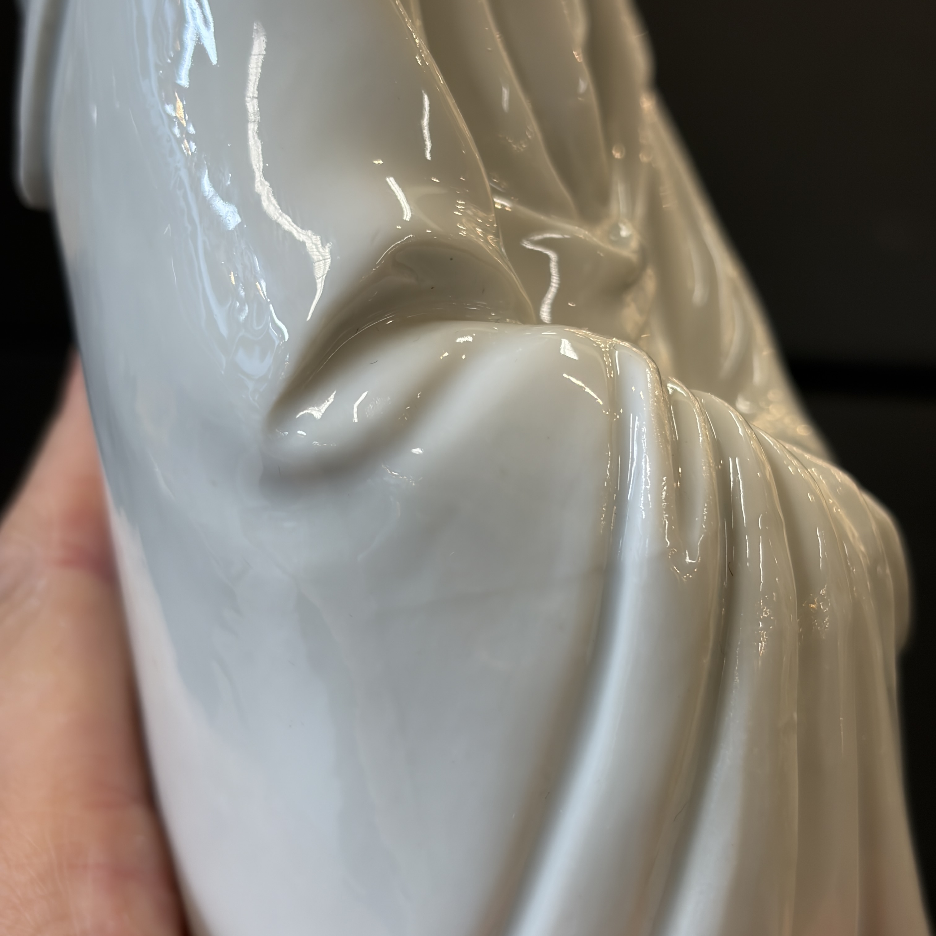  A Chinese Dehua blanc de Chine figure of Guanyin — foto 13