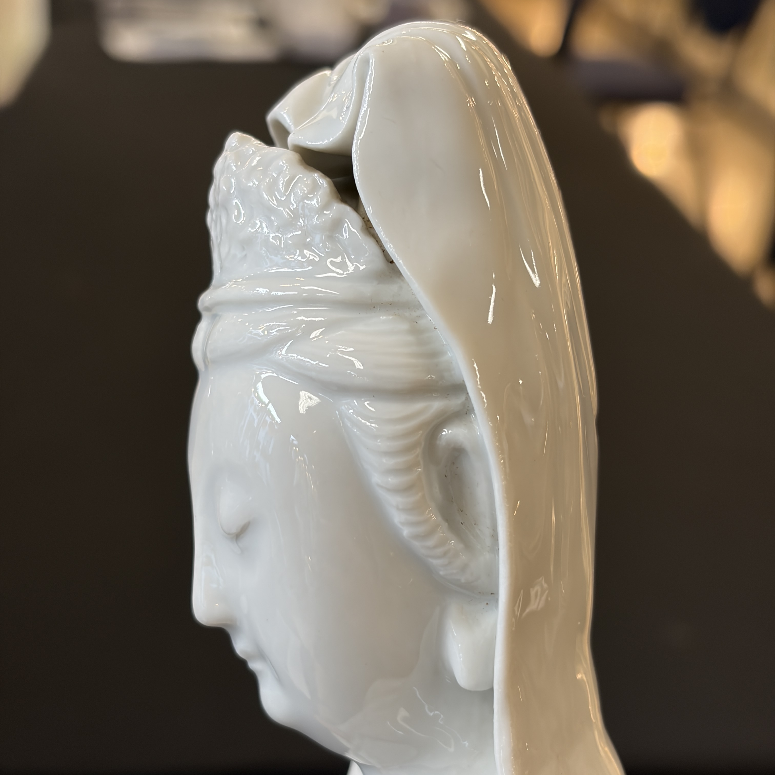  A Chinese Dehua blanc de Chine figure of Guanyin — foto 15