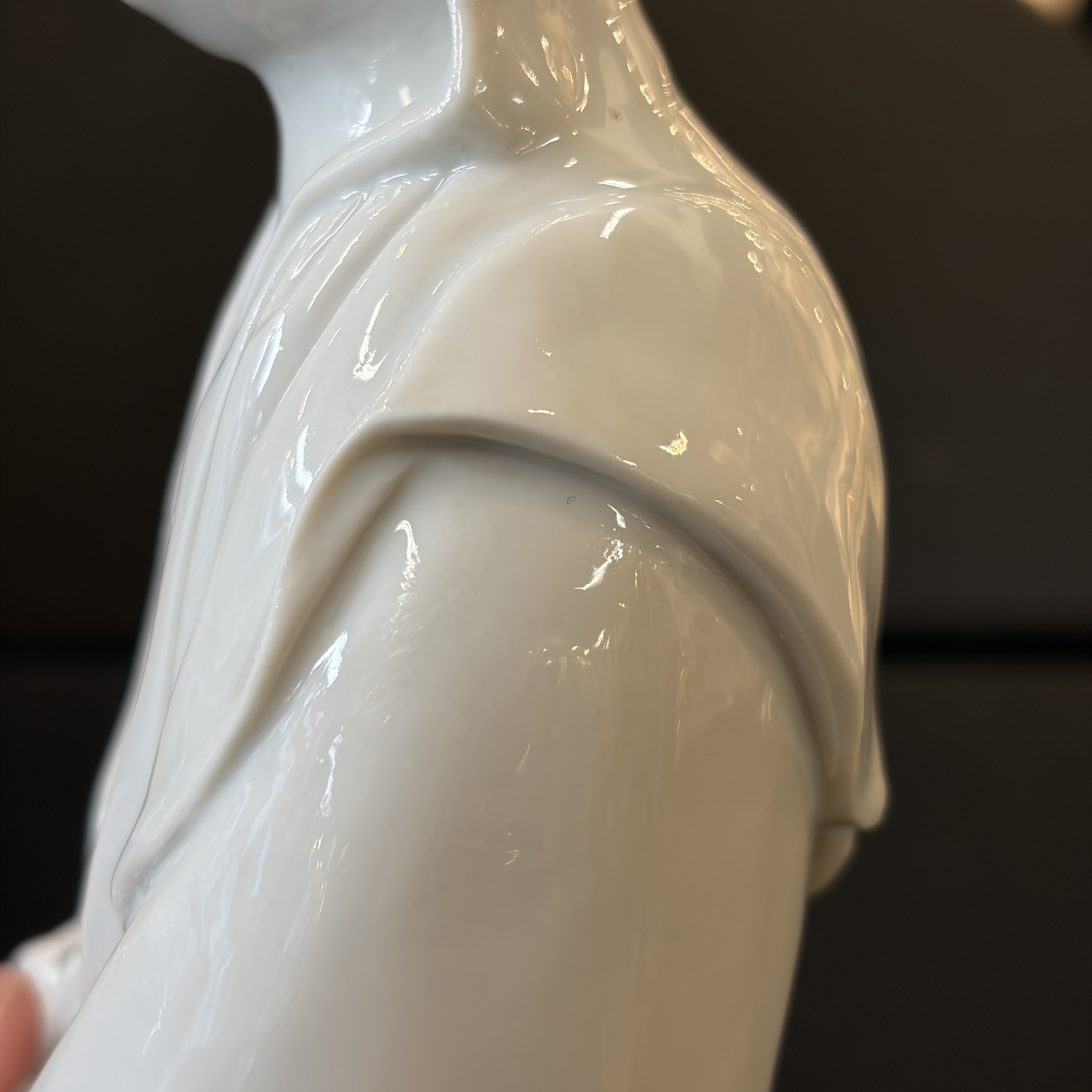  A Chinese Dehua blanc de Chine figure of Guanyin — foto 16