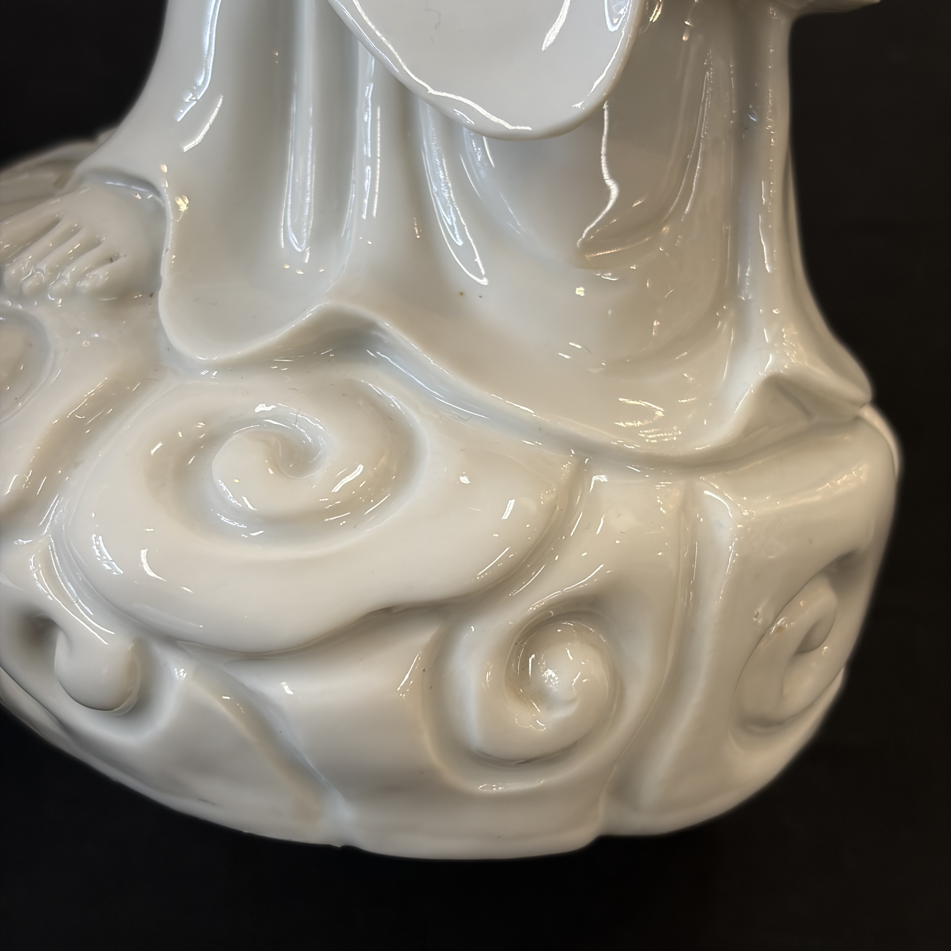  A Chinese Dehua blanc de Chine figure of Guanyin — foto 20