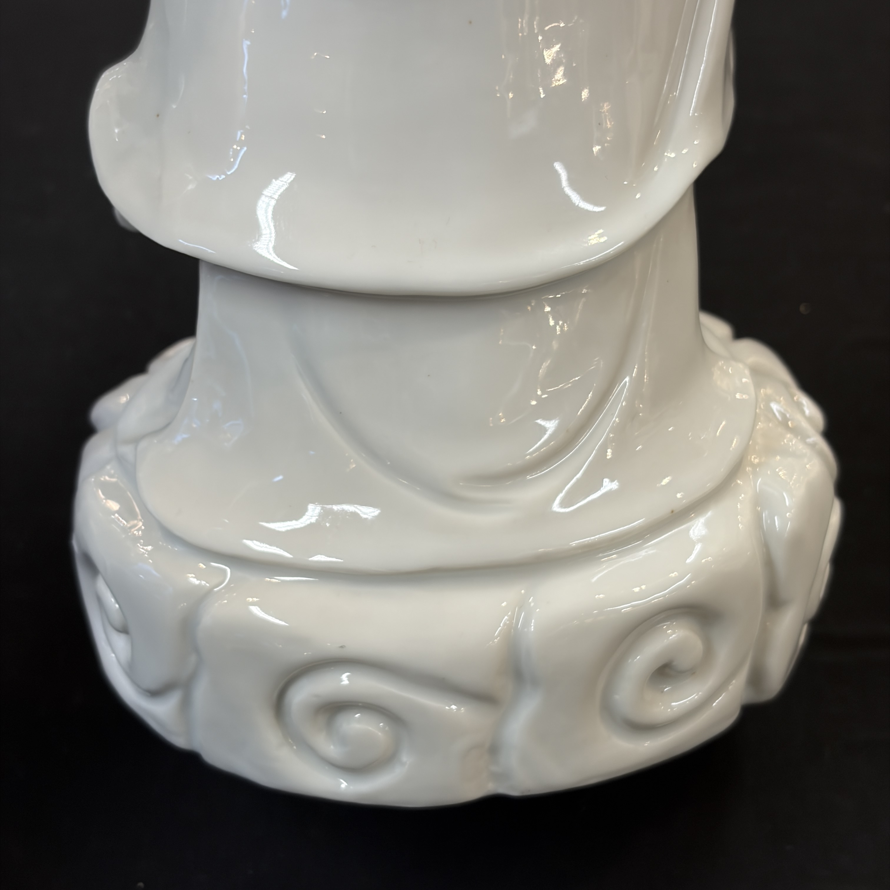  A Chinese Dehua blanc de Chine figure of Guanyin — foto 24