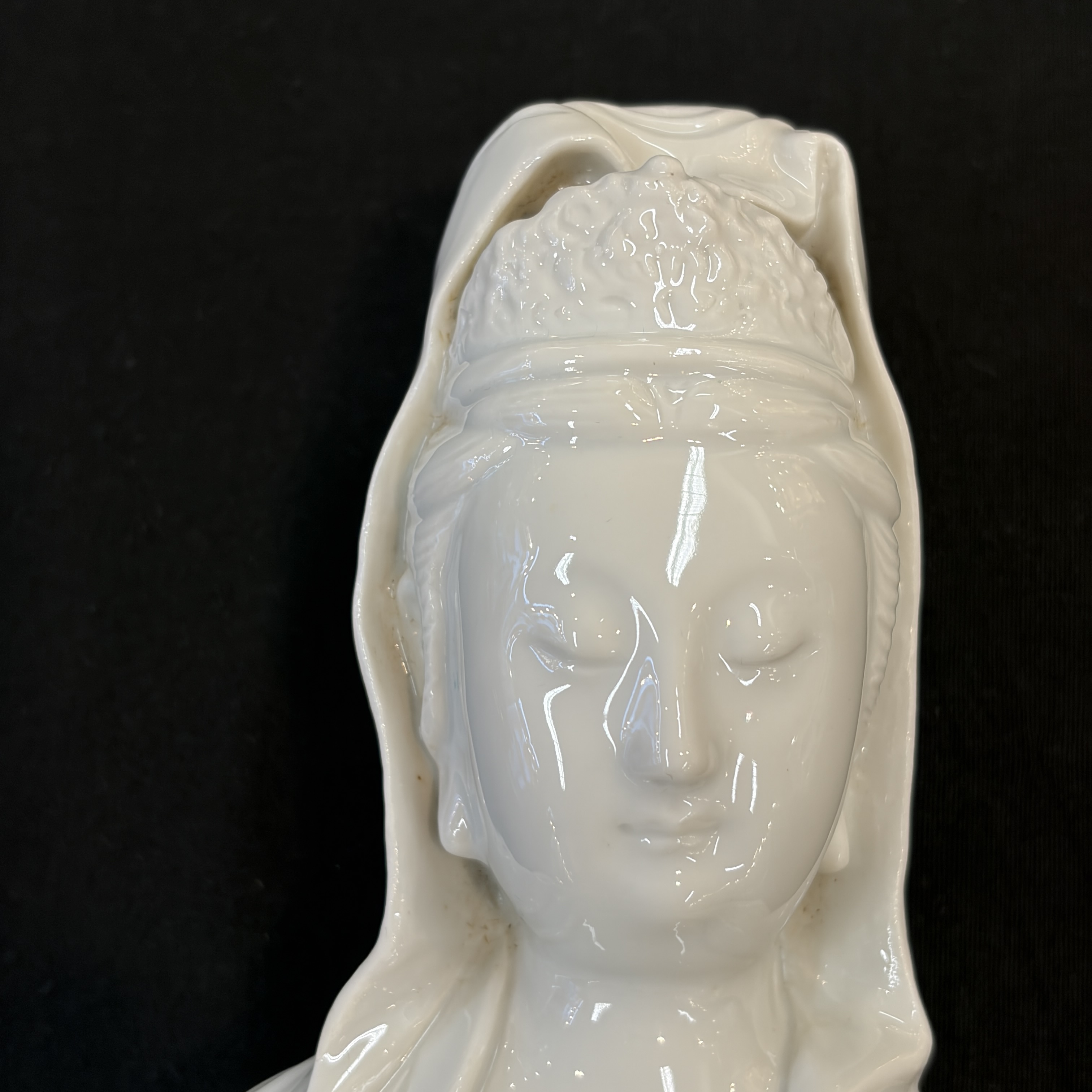 A Chinese Dehua blanc de Chine figure of Guanyin — foto 2