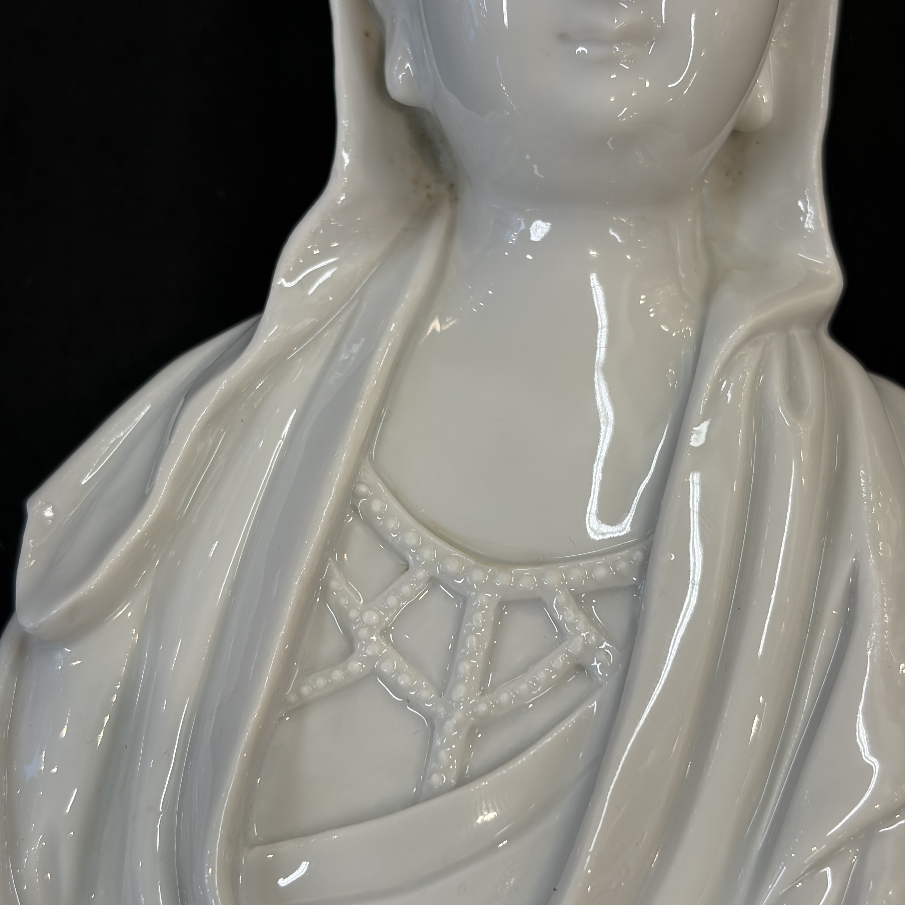  A Chinese Dehua blanc de Chine figure of Guanyin — foto 3