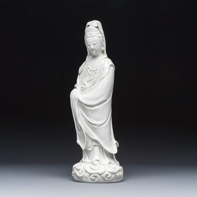  A Chinese Dehua blanc de Chine figure of Guanyin, 20th C.