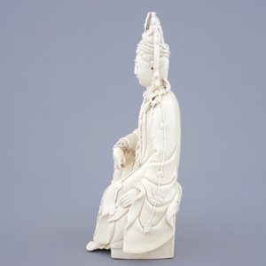 A Chinese Dehua blanc de Chine figure of Guanyin after He Chaozong, 19/20th C. — photo 3