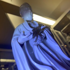 A Chinese Dehua blanc de Chine figure of Guanyin, Kangxi/Qianlong — photo 15