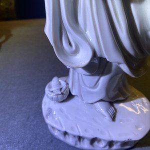 A Chinese Dehua blanc de Chine figure of Guanyin, Kangxi/Qianlong — photo 17