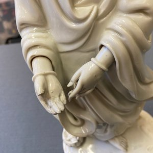 A Chinese Dehua blanc de Chine figure of Guanyin, Kangxi/Qianlong — photo 10