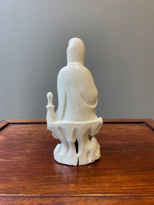 A Chinese Dehua blanc de Chine figure of Guanyin with a boy, Kangxi/Qianlong — photo 3