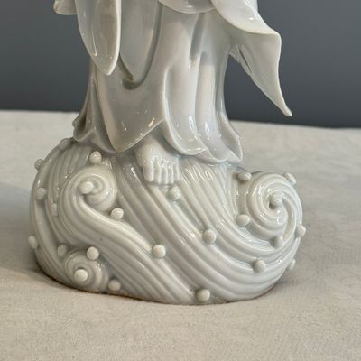A Chinese Dehua blanc de Chine figure of Guanyin — 照片 5