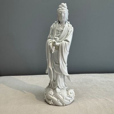 A Chinese Dehua blanc de Chine figure of Guanyin — 照片 1