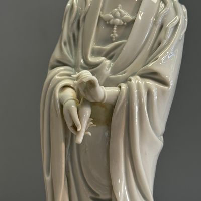 A Chinese Dehua blanc de Chine figure of Guanyin — 照片 3