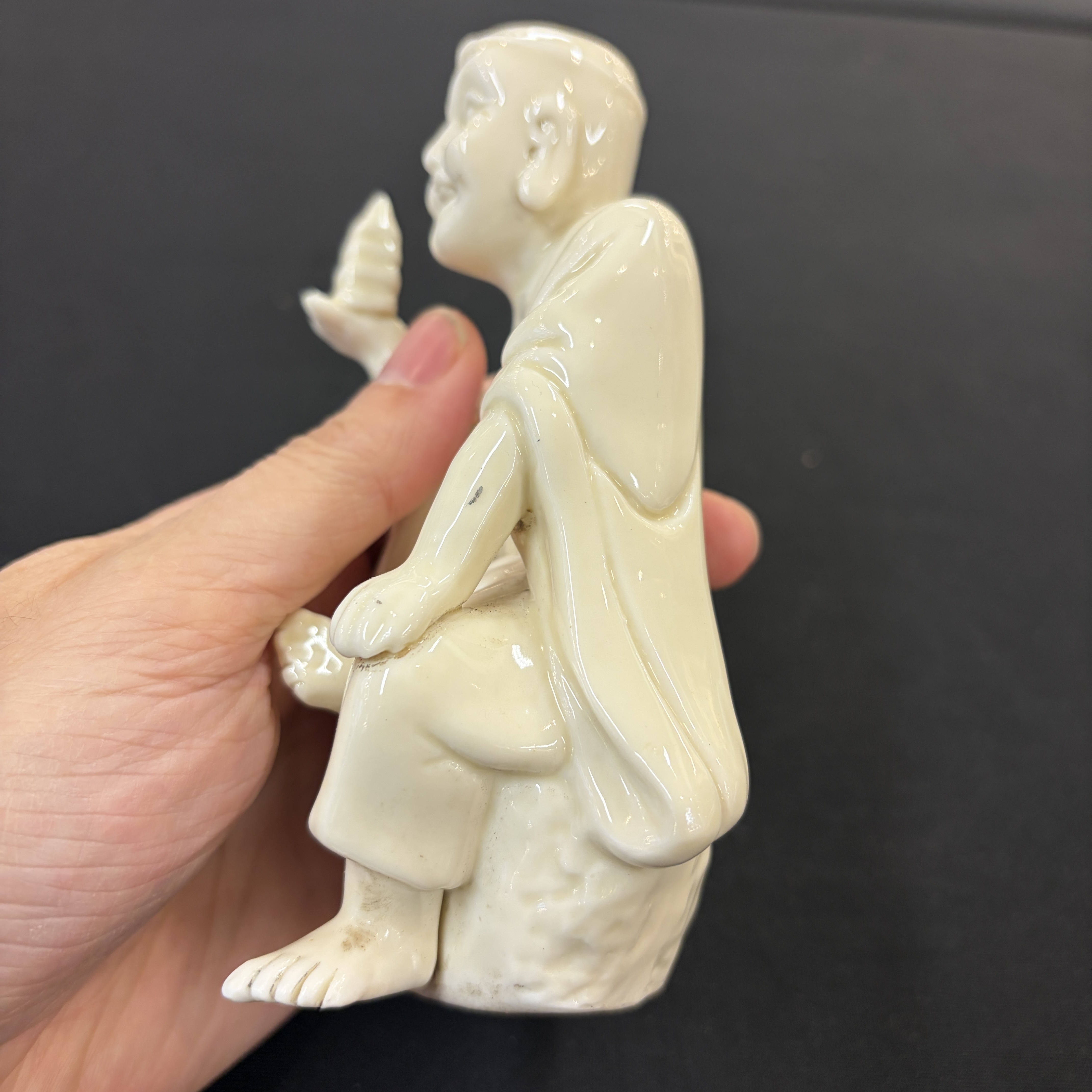 A Chinese Dehua blanc de Chine figure of Luohan and three monochrome wares, one with a wooden stand — photo 2