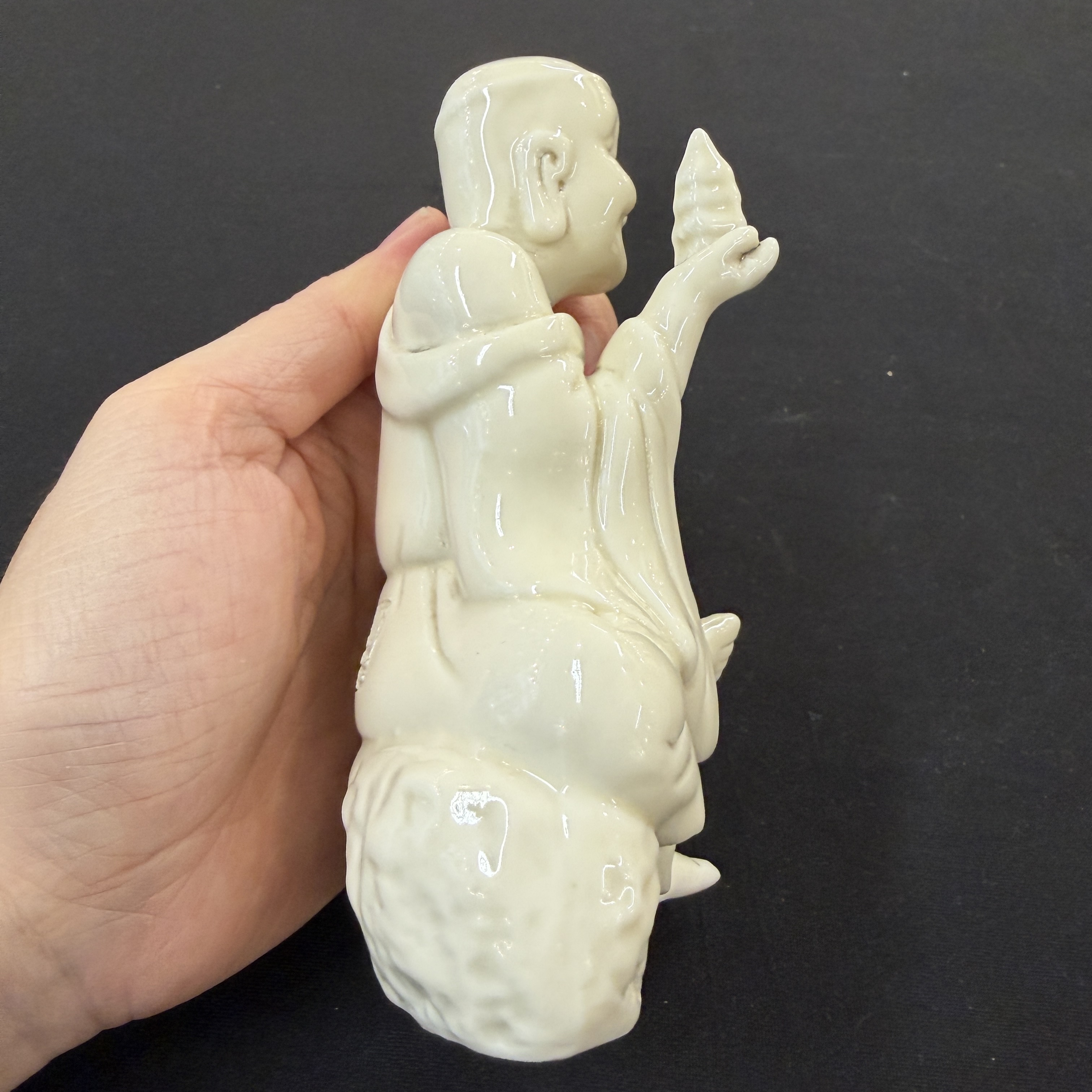 A Chinese Dehua blanc de Chine figure of Luohan and three monochrome wares, one with a wooden stand — photo 5