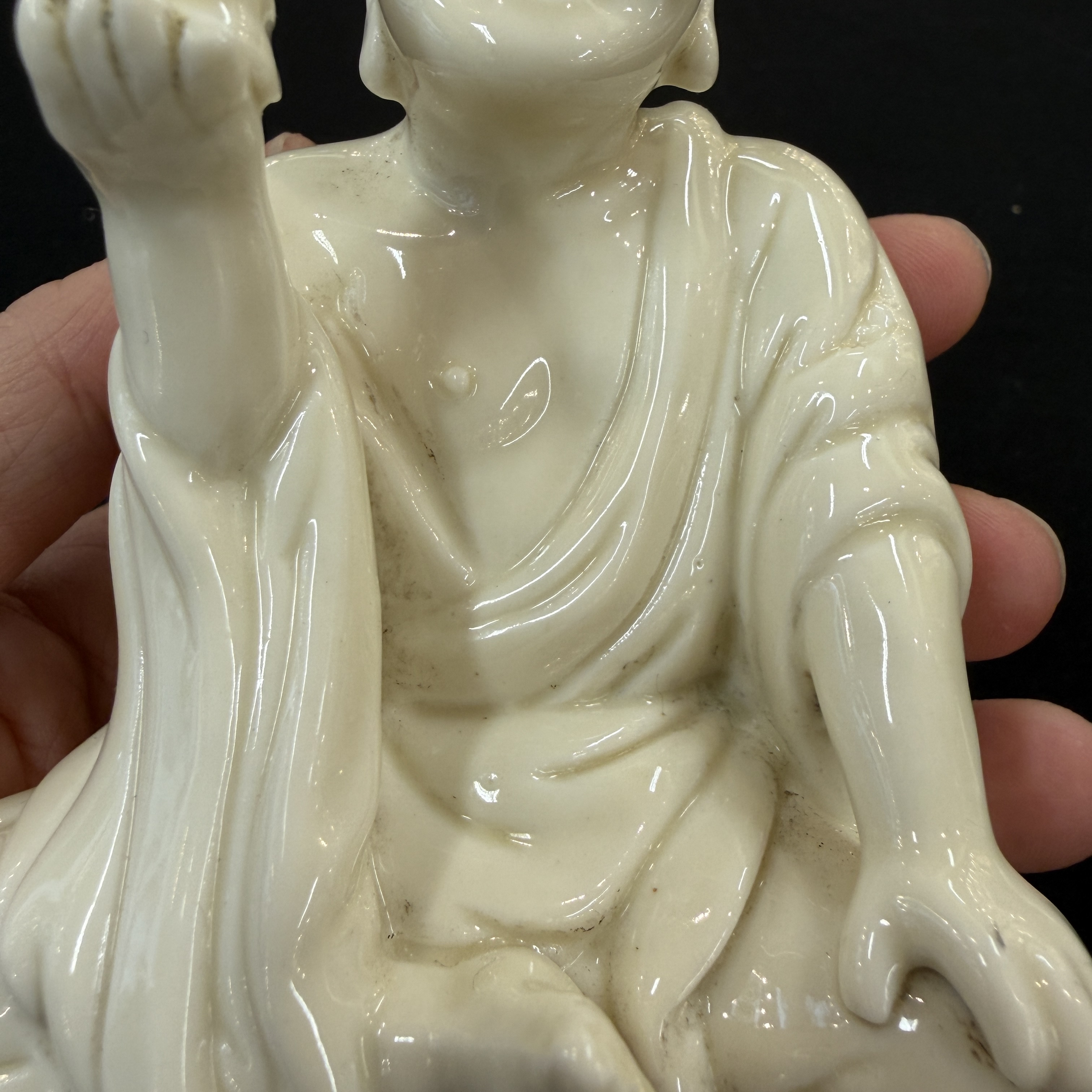 A Chinese Dehua blanc de Chine figure of Luohan and three monochrome wares, one with a wooden stand — photo 7