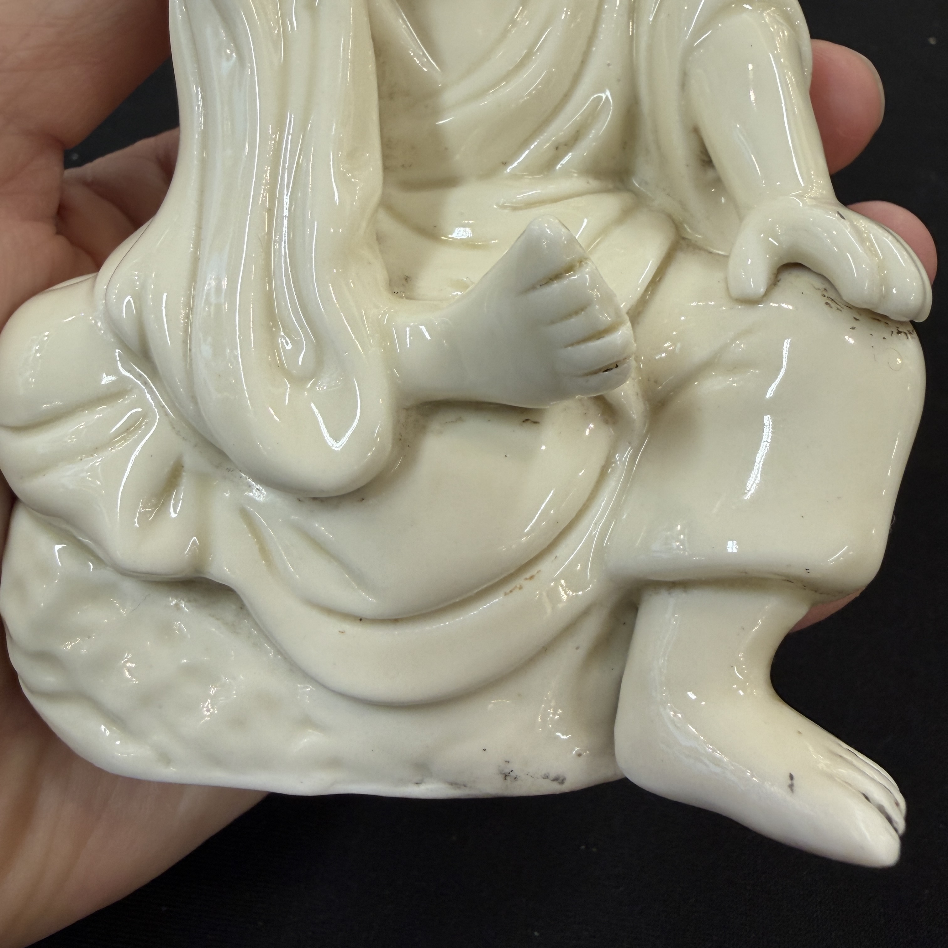 A Chinese Dehua blanc de Chine figure of Luohan and three monochrome wares, one with a wooden stand — photo 8