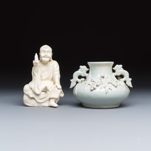 A Chinese Dehua blanc de Chine figure of Luohan and three monochrome wares, one with a wooden stand — photo 2