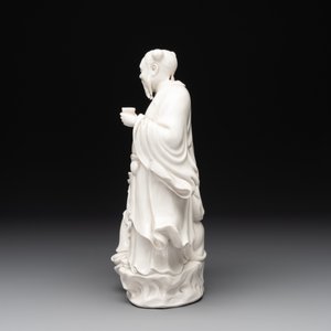 A Chinese Dehua blanc de Chine group of a man and a seated boy on a lion, 20th C. — 照片 5