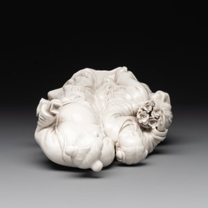 A Chinese Dehua blanc de Chine group of a man and a seated boy on a lion, 20th C. — 照片 6