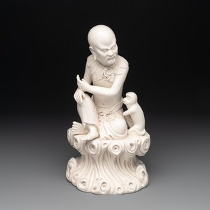 A Chinese Dehua blanc de Chine group of a seated Luohan with a monkey, 20th C. — foto 1