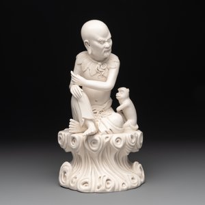 A Chinese Dehua blanc de Chine group of a seated Luohan with a monkey, 20th C. — foto 2