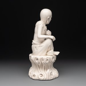 A Chinese Dehua blanc de Chine group of a seated Luohan with a monkey, 20th C. — foto 3