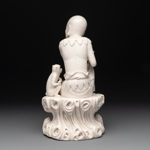 A Chinese Dehua blanc de Chine group of a seated Luohan with a monkey, 20th C. — foto 4
