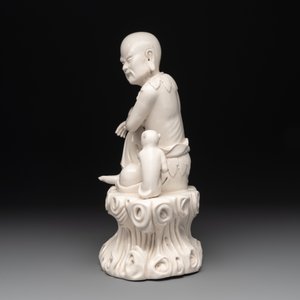 A Chinese Dehua blanc de Chine group of a seated Luohan with a monkey, 20th C. — foto 5