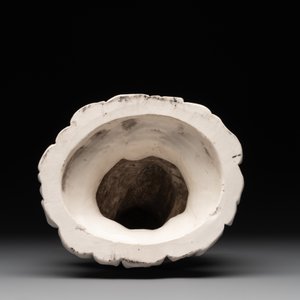 A Chinese Dehua blanc de Chine group of a seated Luohan with a monkey, 20th C. — foto 7