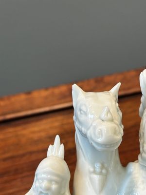 A Chinese Dehua blanc de Chine group of Guandi on horseback and two attendants, Kangxi — 照片 17