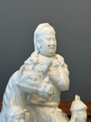 A Chinese Dehua blanc de Chine group of Guandi on horseback and two attendants, Kangxi — 照片 6