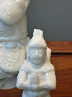 A Chinese Dehua blanc de Chine group of Guandi on horseback and two attendants, Kangxi — 照片 7